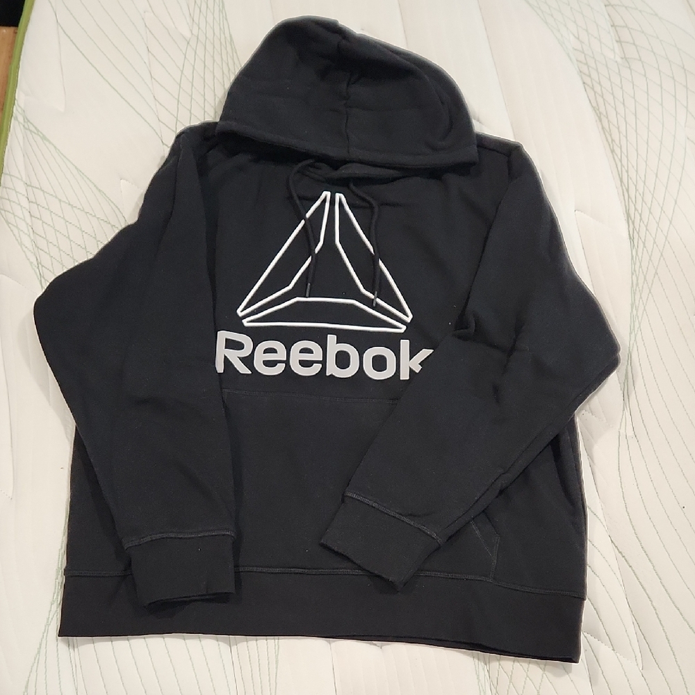 Reebok Black Sweater Modern Athletic Style